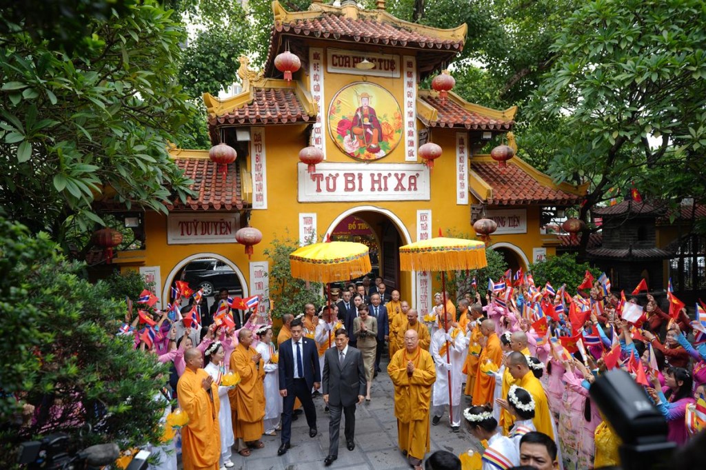 nha vua thai lan tham chua quan su_nguoiphattu.com20.jpg